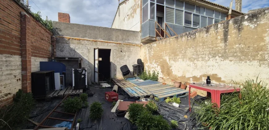 Pack de dos viviendas, bar, tres terrenos, garaje y merendero.