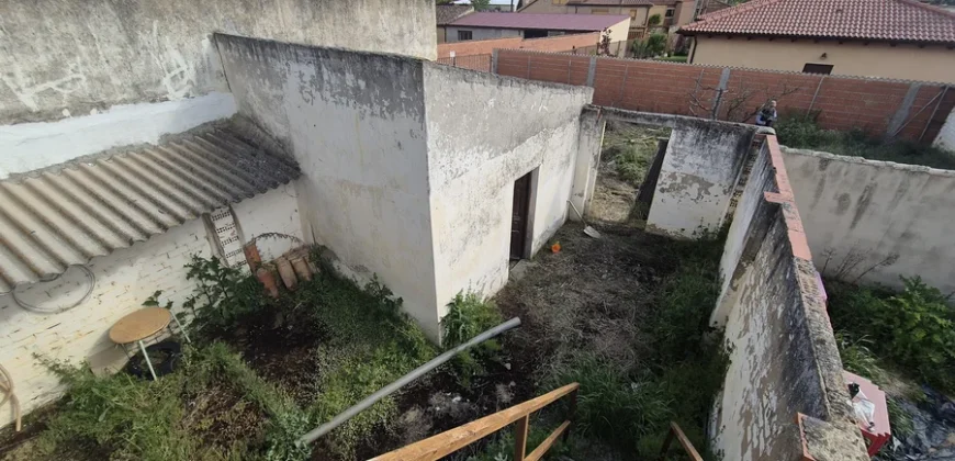 Pack de dos viviendas, bar, tres terrenos, garaje y merendero.