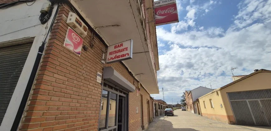 Pack de dos viviendas, bar, tres terrenos, garaje y merendero.