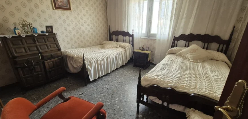 Pack de dos viviendas, bar, tres terrenos, garaje y merendero.