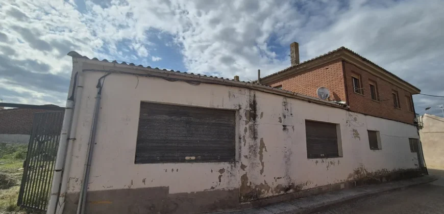 Pack de dos viviendas, bar, tres terrenos, garaje y merendero.