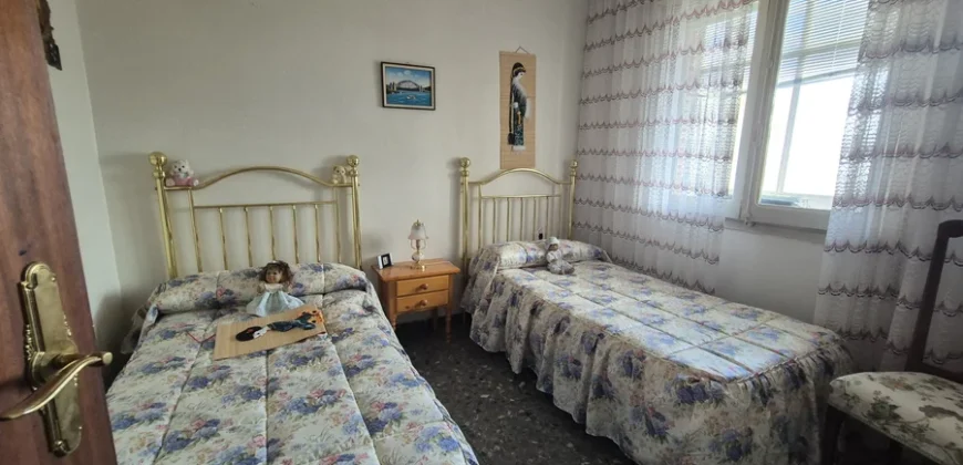 Pack de dos viviendas, bar, tres terrenos, garaje y merendero.