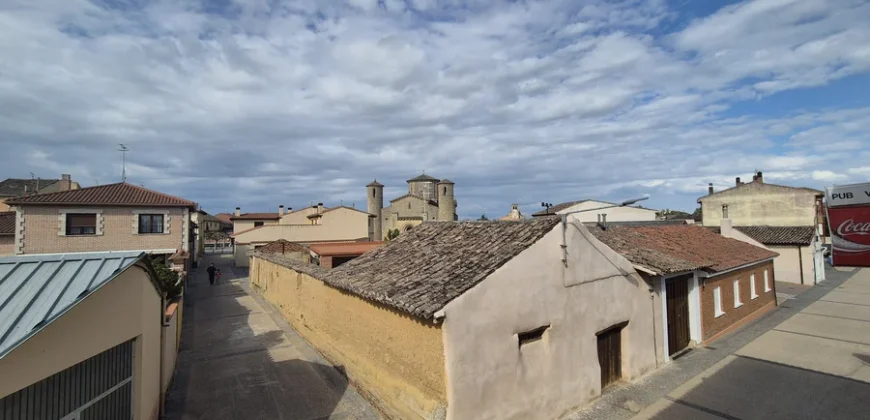 Pack de dos viviendas, bar, tres terrenos, garaje y merendero.