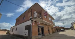 Pack de dos viviendas, bar, tres terrenos, garaje y merendero.