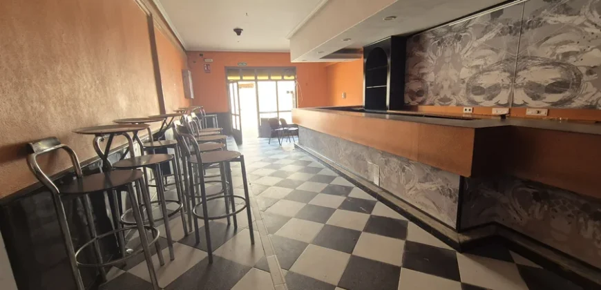 Pack de dos viviendas, bar, tres terrenos, garaje y merendero.