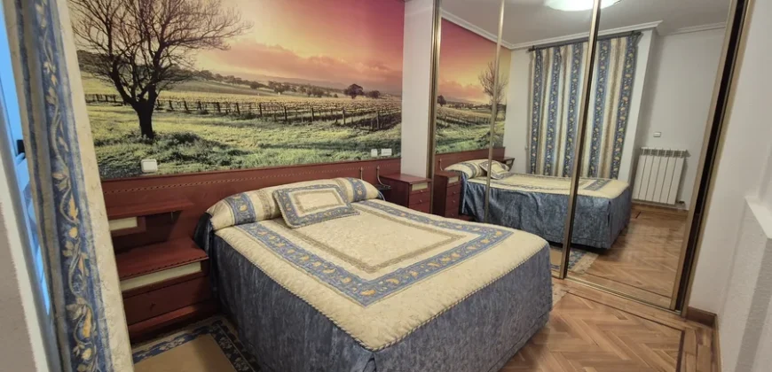 Pack de dos viviendas, bar, tres terrenos, garaje y merendero.