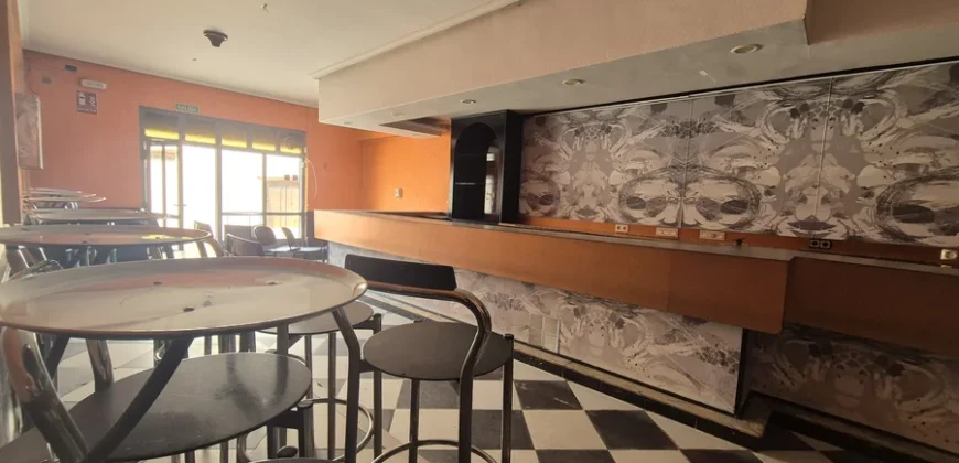 Pack de dos viviendas, bar, tres terrenos, garaje y merendero.