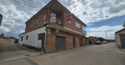 Pack de dos viviendas, bar, tres terrenos, garaje y merendero.