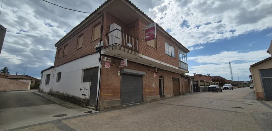 Pack de dos viviendas, bar, tres terrenos, garaje y merendero.
