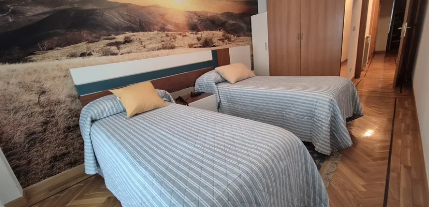 Pack de dos viviendas, bar, tres terrenos, garaje y merendero.