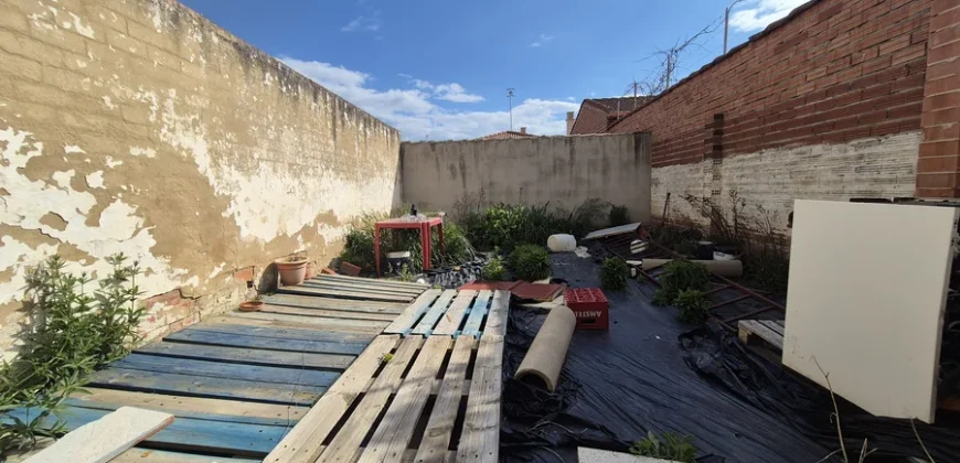 Pack de dos viviendas, bar, tres terrenos, garaje y merendero.