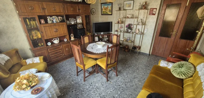 Pack de dos viviendas, bar, tres terrenos, garaje y merendero.