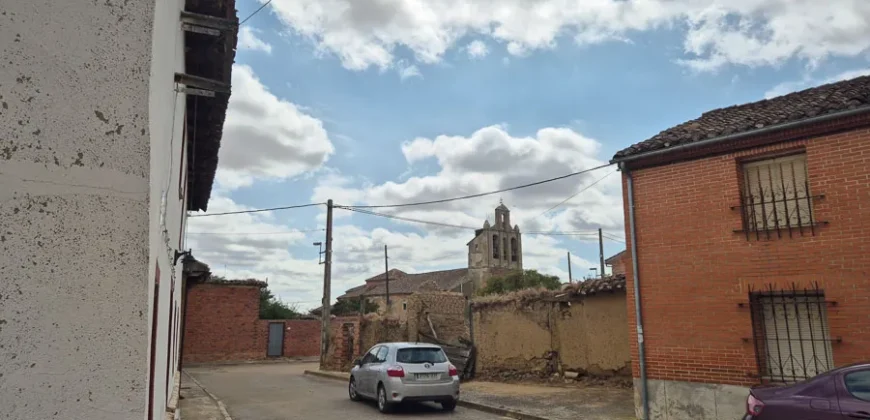 Casa de pueblo de cinco habitaciones para reformar