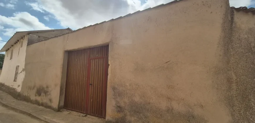 Casa de pueblo de cinco habitaciones para reformar