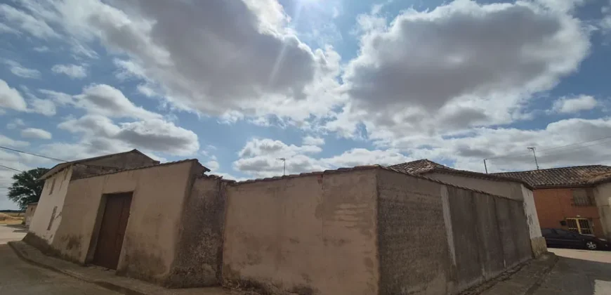 Casa de pueblo de cinco habitaciones para reformar