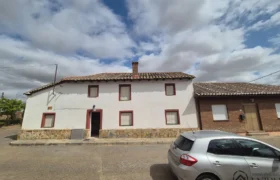 Casa de pueblo de cinco habitaciones para reformar