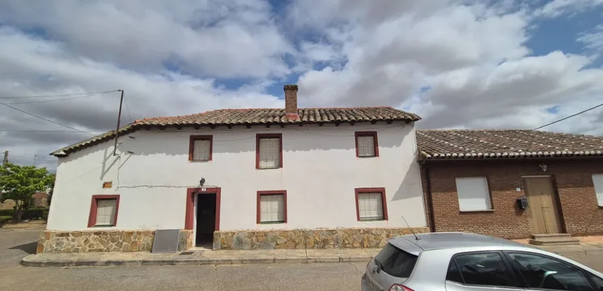 Casa de pueblo de cinco habitaciones para reformar