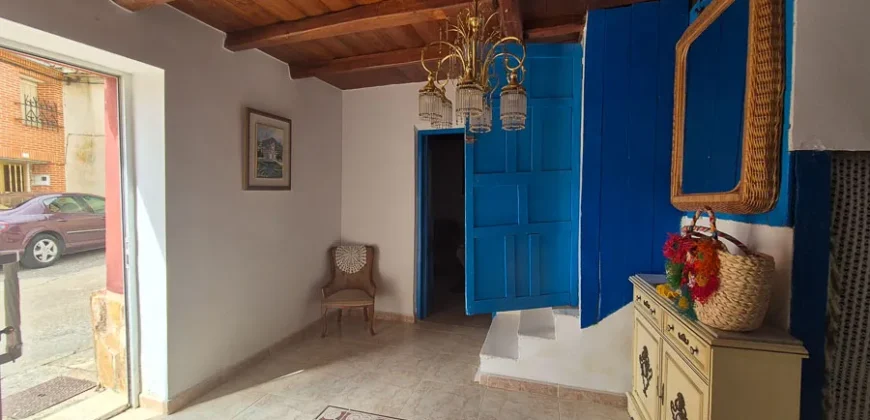 Casa de pueblo de cinco habitaciones para reformar