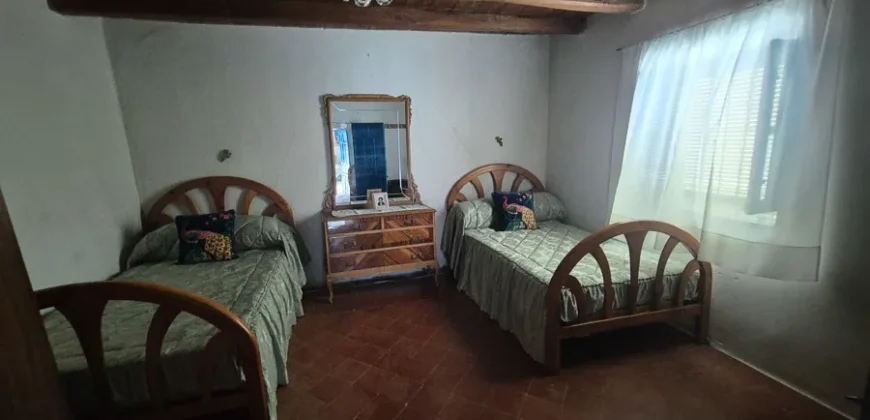 Casa de pueblo de cinco habitaciones para reformar