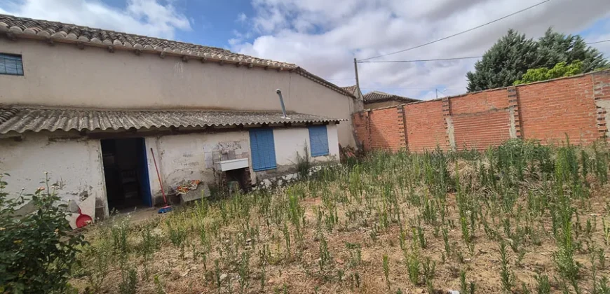 Casa de pueblo de cinco habitaciones para reformar