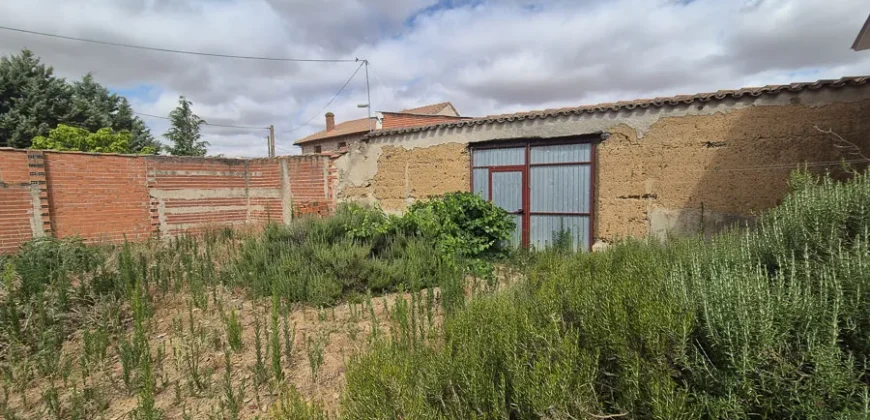 Casa de pueblo de cinco habitaciones para reformar