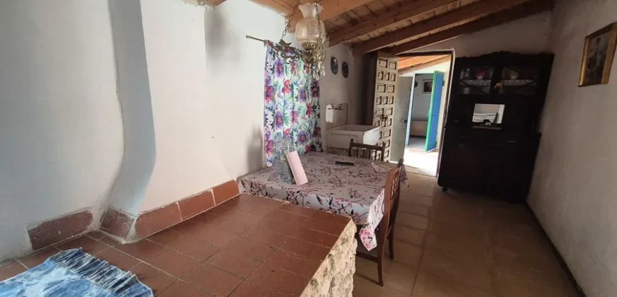 Casa de pueblo de cinco habitaciones para reformar