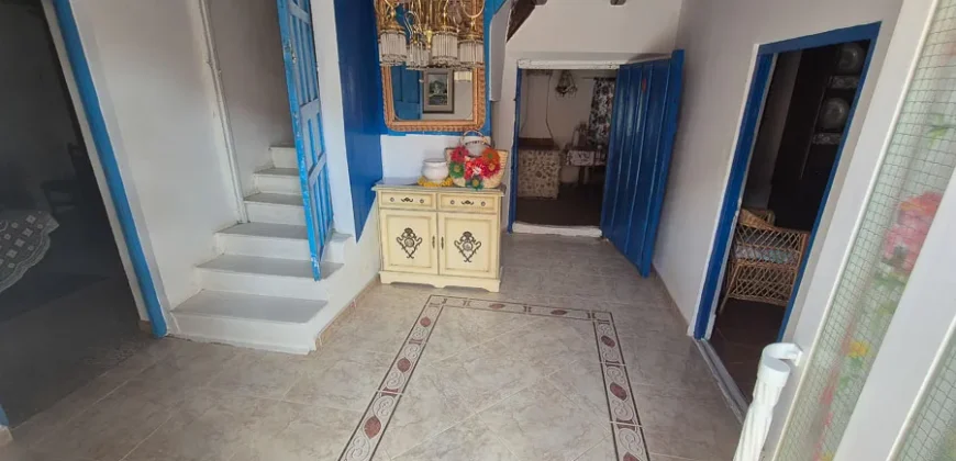 Casa de pueblo de cinco habitaciones para reformar