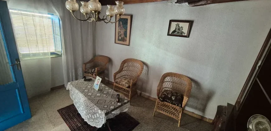 Casa de pueblo de cinco habitaciones para reformar