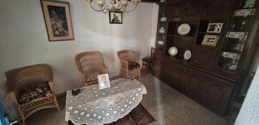 Casa de pueblo de cinco habitaciones para reformar