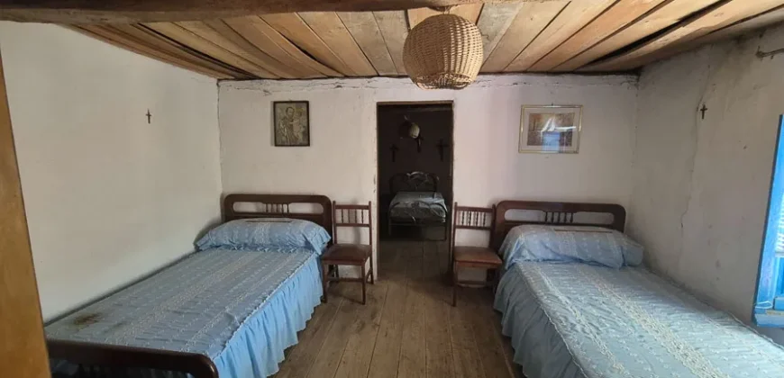 Casa de pueblo de cinco habitaciones para reformar