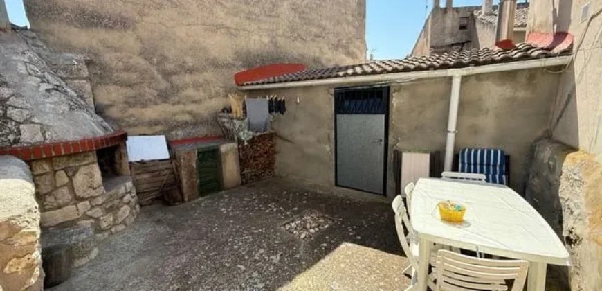 Casa de pueblo en Palenzuela con patio y reformada