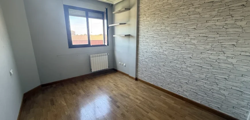 Piso en Palencia de 3 habitaciones, dos baños y con garaje