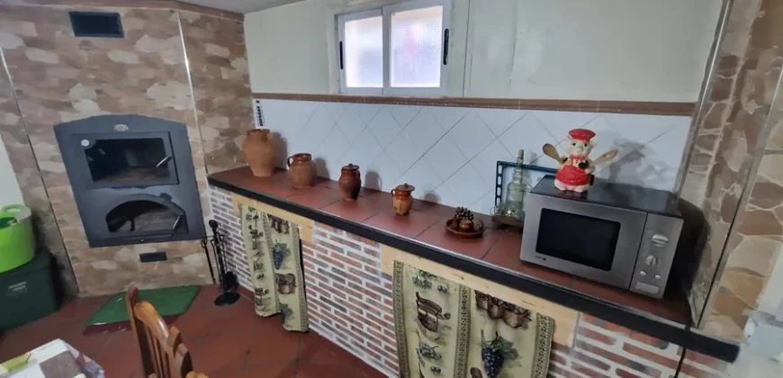 Chalet adosado en Venta de Baños con cuatro habitaciones y dos baños.