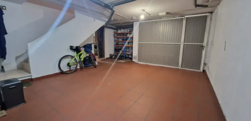 Chalet adosado en Venta de Baños con cuatro habitaciones y dos baños.