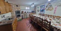 Chalet adosado en Venta de Baños con cuatro habitaciones y dos baños.