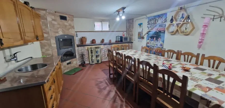 Chalet adosado en Venta de Baños con cuatro habitaciones y dos baños.