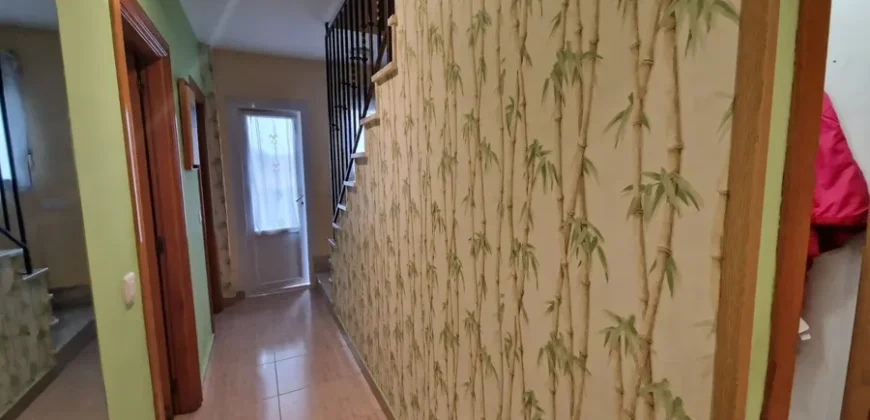 Chalet adosado en Venta de Baños con cuatro habitaciones y dos baños.