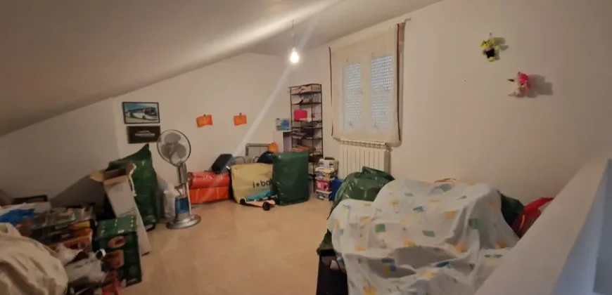 Chalet adosado en Venta de Baños con cuatro habitaciones y dos baños.