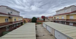 Chalet adosado en Venta de Baños con cuatro habitaciones y dos baños.