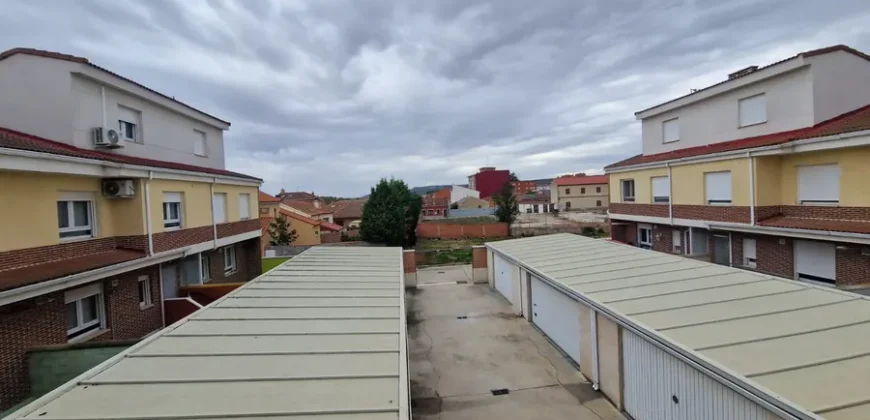 Chalet adosado en Venta de Baños con cuatro habitaciones y dos baños.