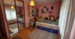 Chalet adosado en Venta de Baños con cuatro habitaciones y dos baños.