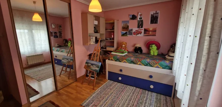 Chalet adosado en Venta de Baños con cuatro habitaciones y dos baños.