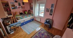 Chalet adosado en Venta de Baños con cuatro habitaciones y dos baños.