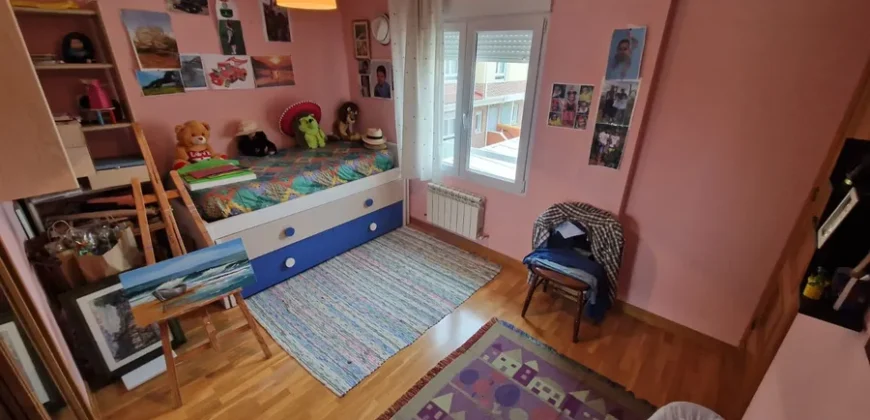 Chalet adosado en Venta de Baños con cuatro habitaciones y dos baños.