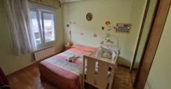 Chalet adosado en Venta de Baños con cuatro habitaciones y dos baños.