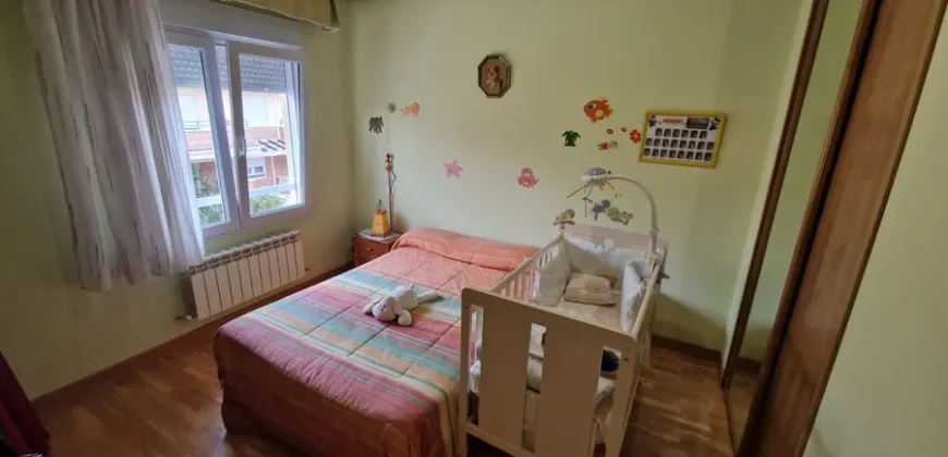 Chalet adosado en Venta de Baños con cuatro habitaciones y dos baños.