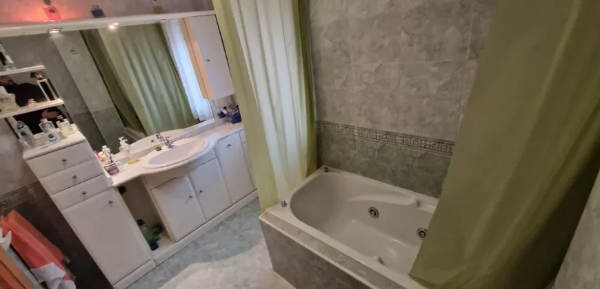 Chalet adosado en Venta de Baños con cuatro habitaciones y dos baños.