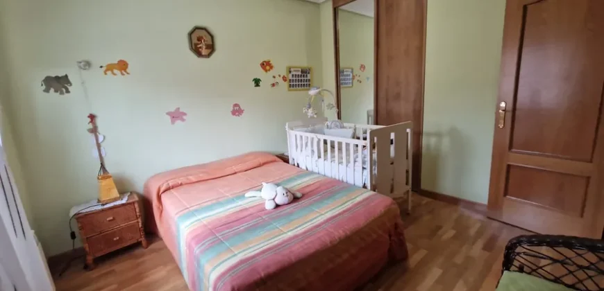 Chalet adosado en Venta de Baños con cuatro habitaciones y dos baños.