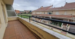 Chalet adosado en Venta de Baños con cuatro habitaciones y dos baños.