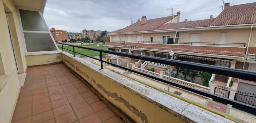 Chalet adosado en Venta de Baños con cuatro habitaciones y dos baños.